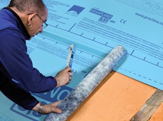 2. Dérouler et agrafer la membrane