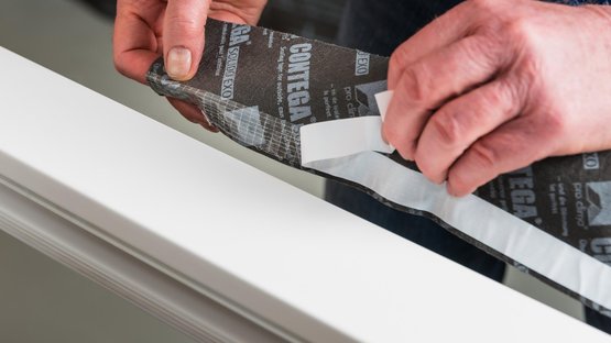 2. Collage du ruban sur le côté du dormant