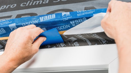 6. Collez le ruban sur l’embrasure